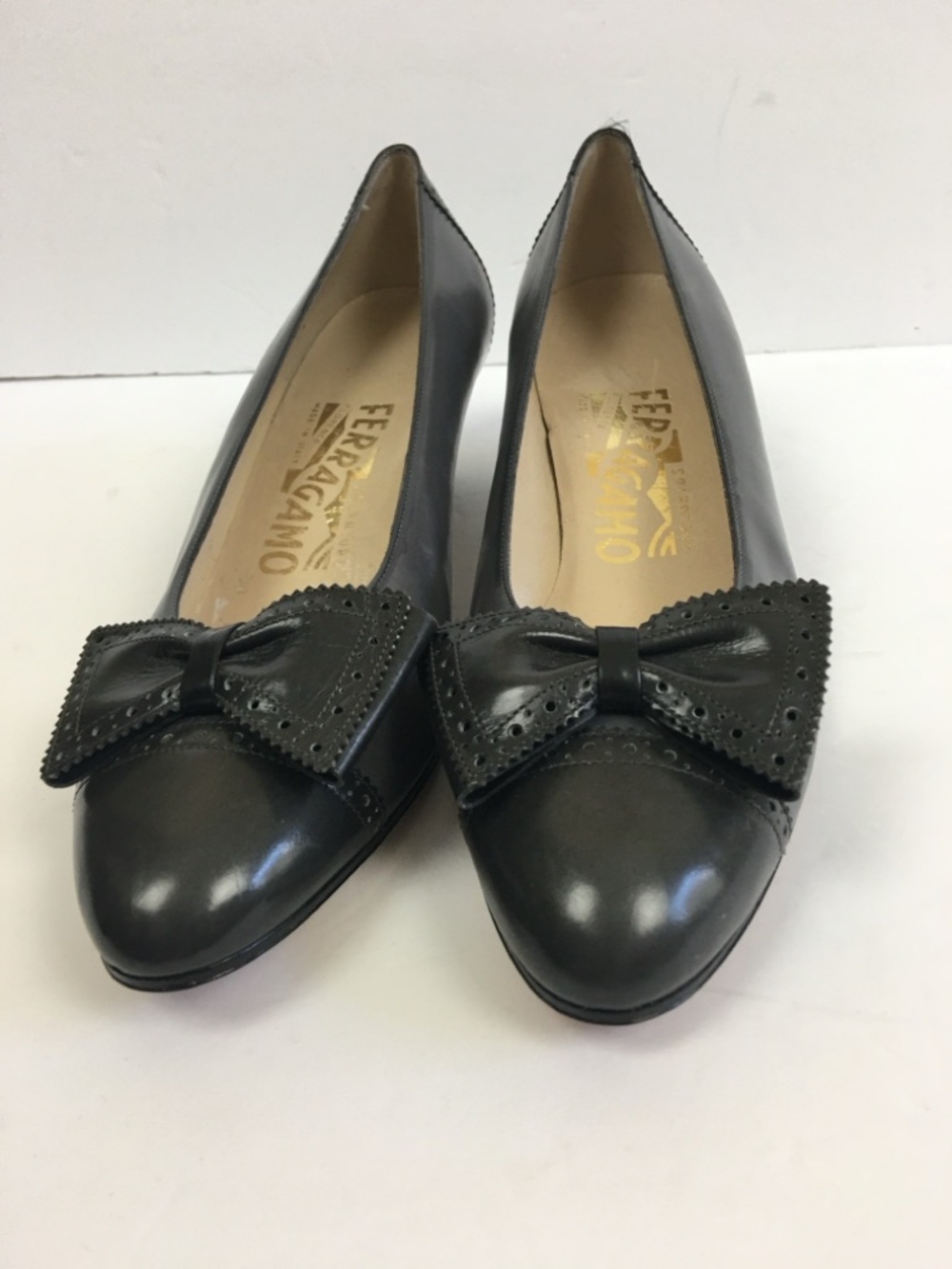 Salvatore Ferragamo Iconic Classic Grey Leather Vara Bow Kitten Heels  6B - Picture 3 of 12